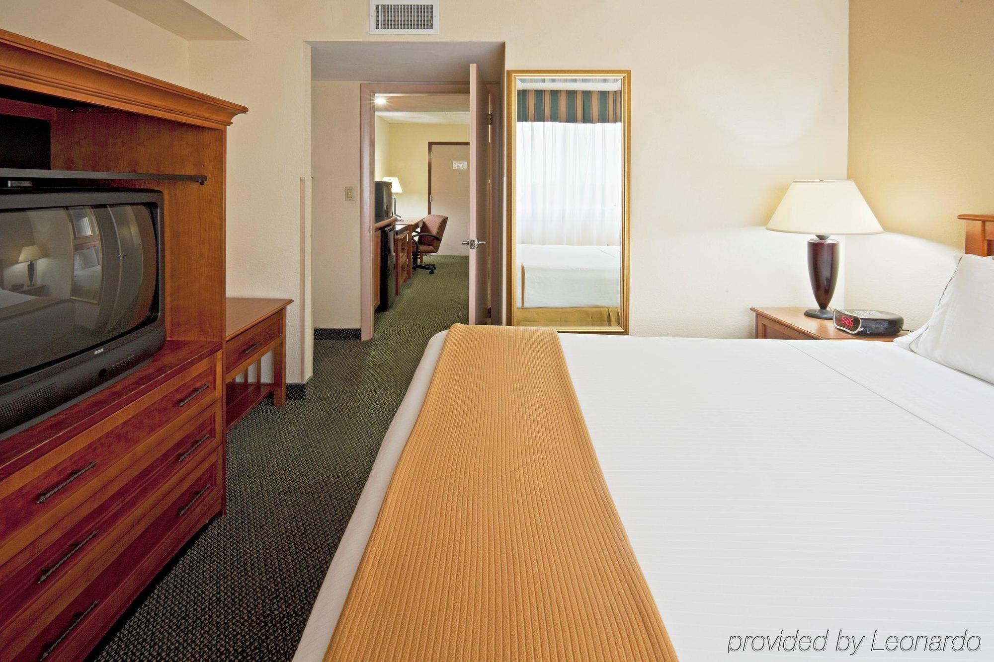 Holiday Inn Express Hotel & Suites Miami - Hialeah By Ihg Exterior foto
