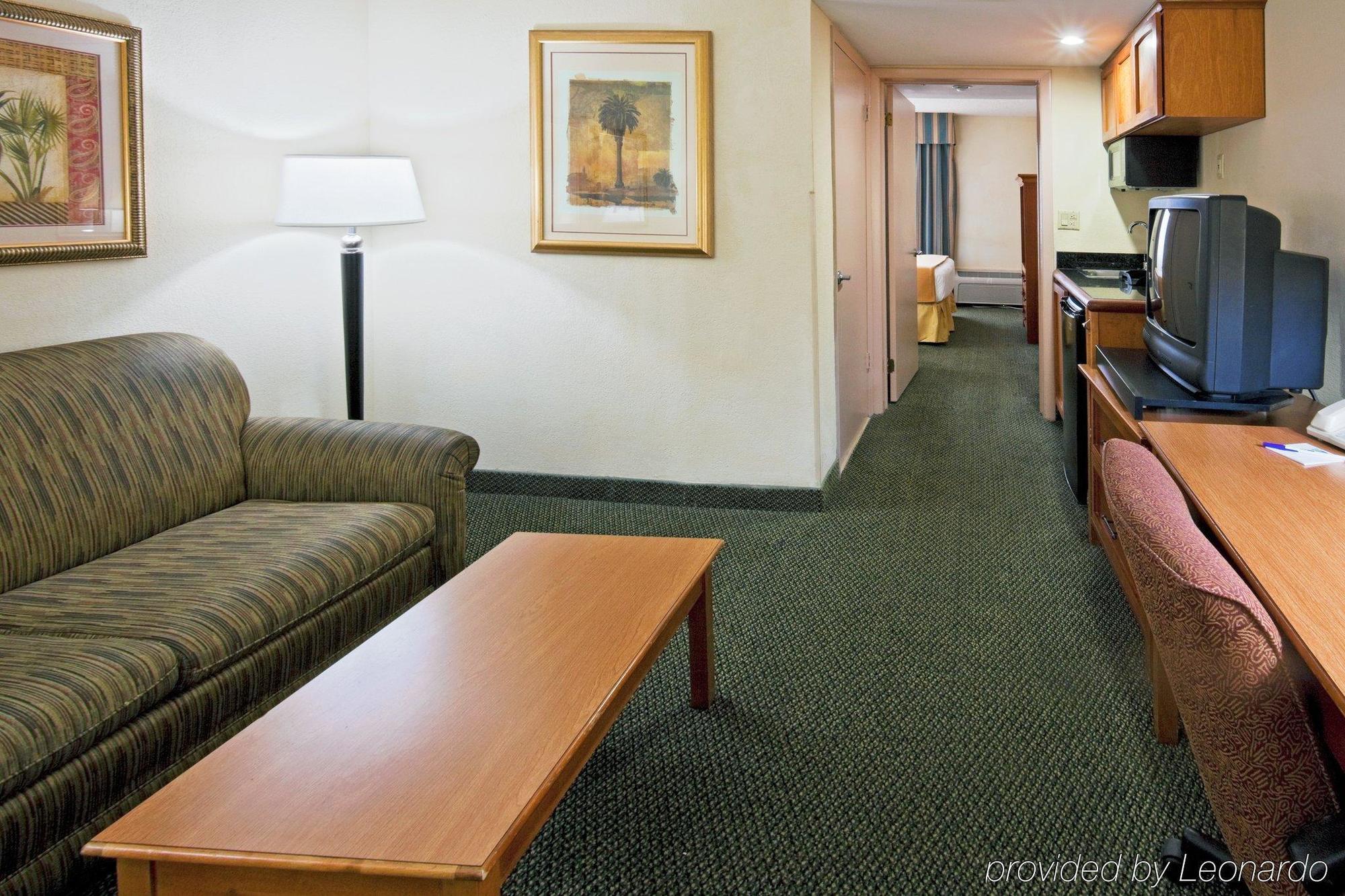 Holiday Inn Express Hotel & Suites Miami - Hialeah By Ihg Exterior foto