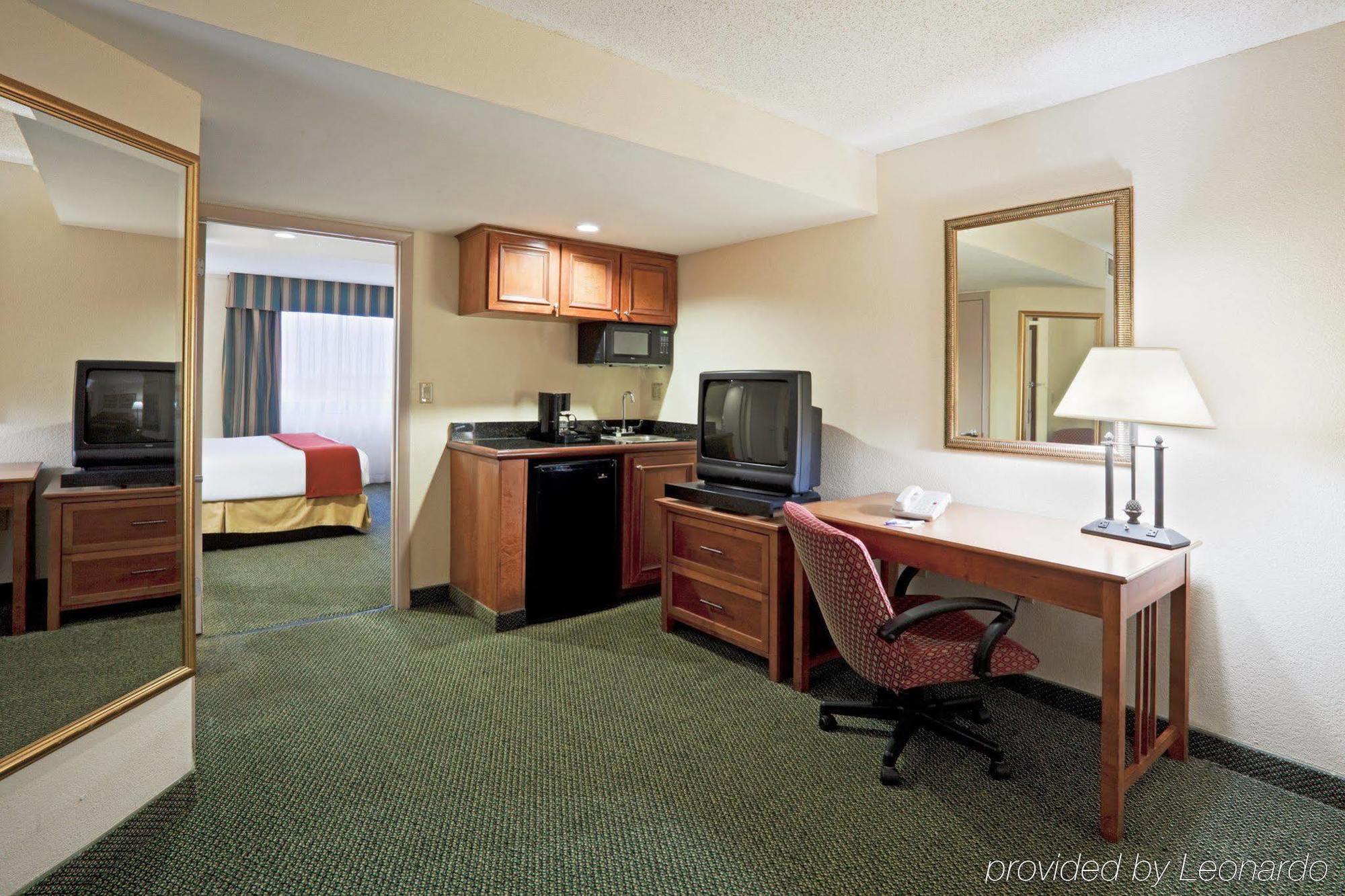 Holiday Inn Express Hotel & Suites Miami - Hialeah By Ihg Exterior foto