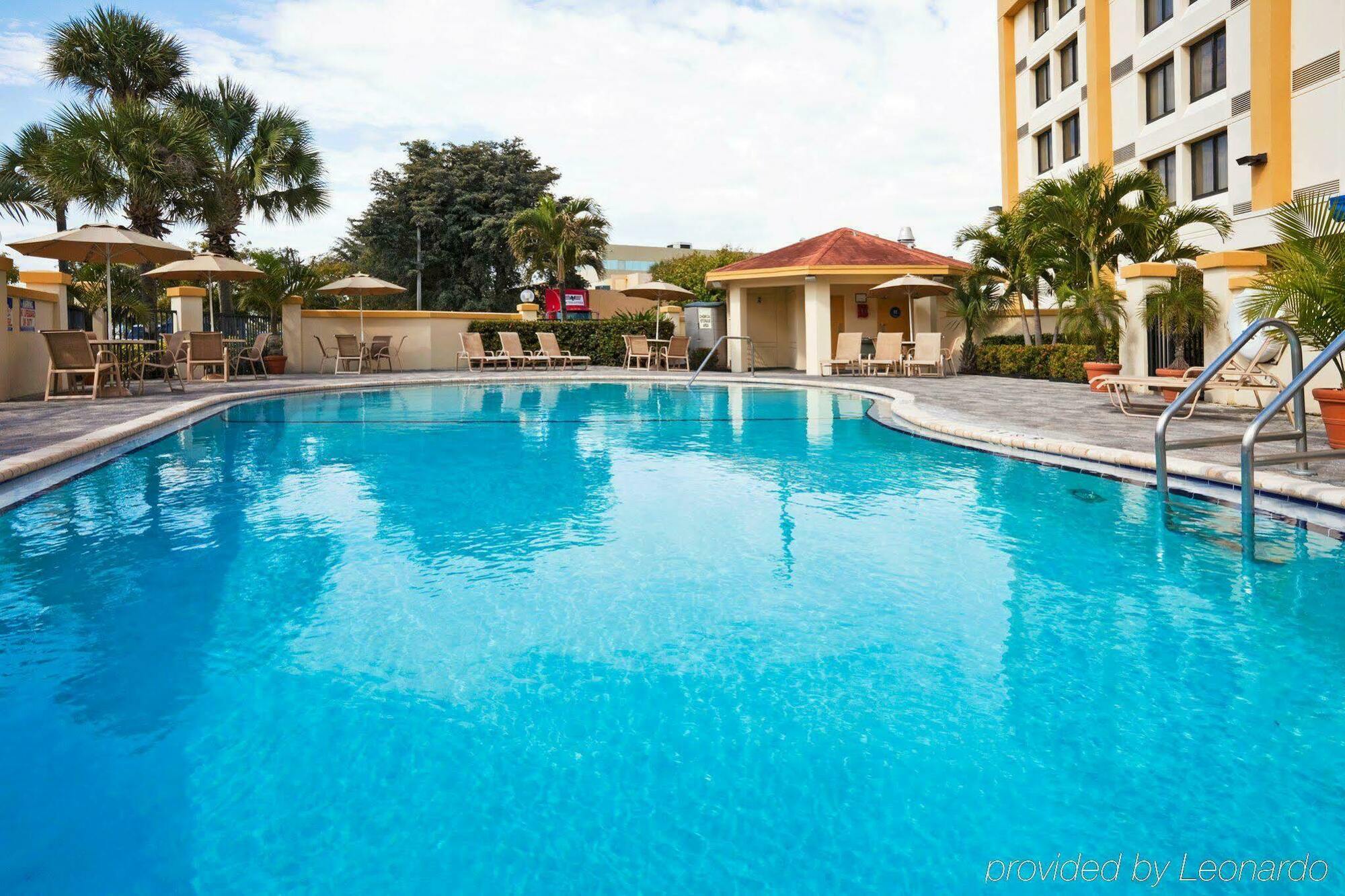 Holiday Inn Express Hotel & Suites Miami - Hialeah By Ihg Exterior foto