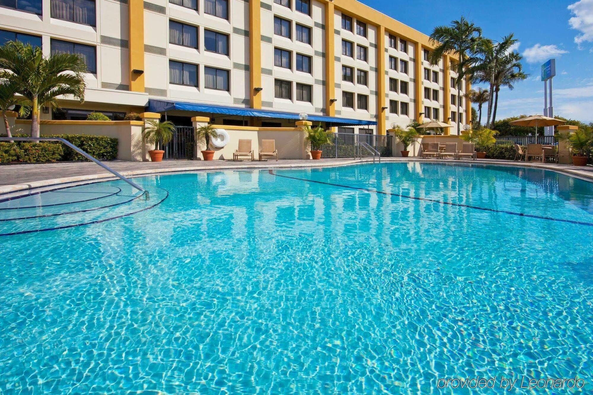 Holiday Inn Express Hotel & Suites Miami - Hialeah By Ihg Exterior foto